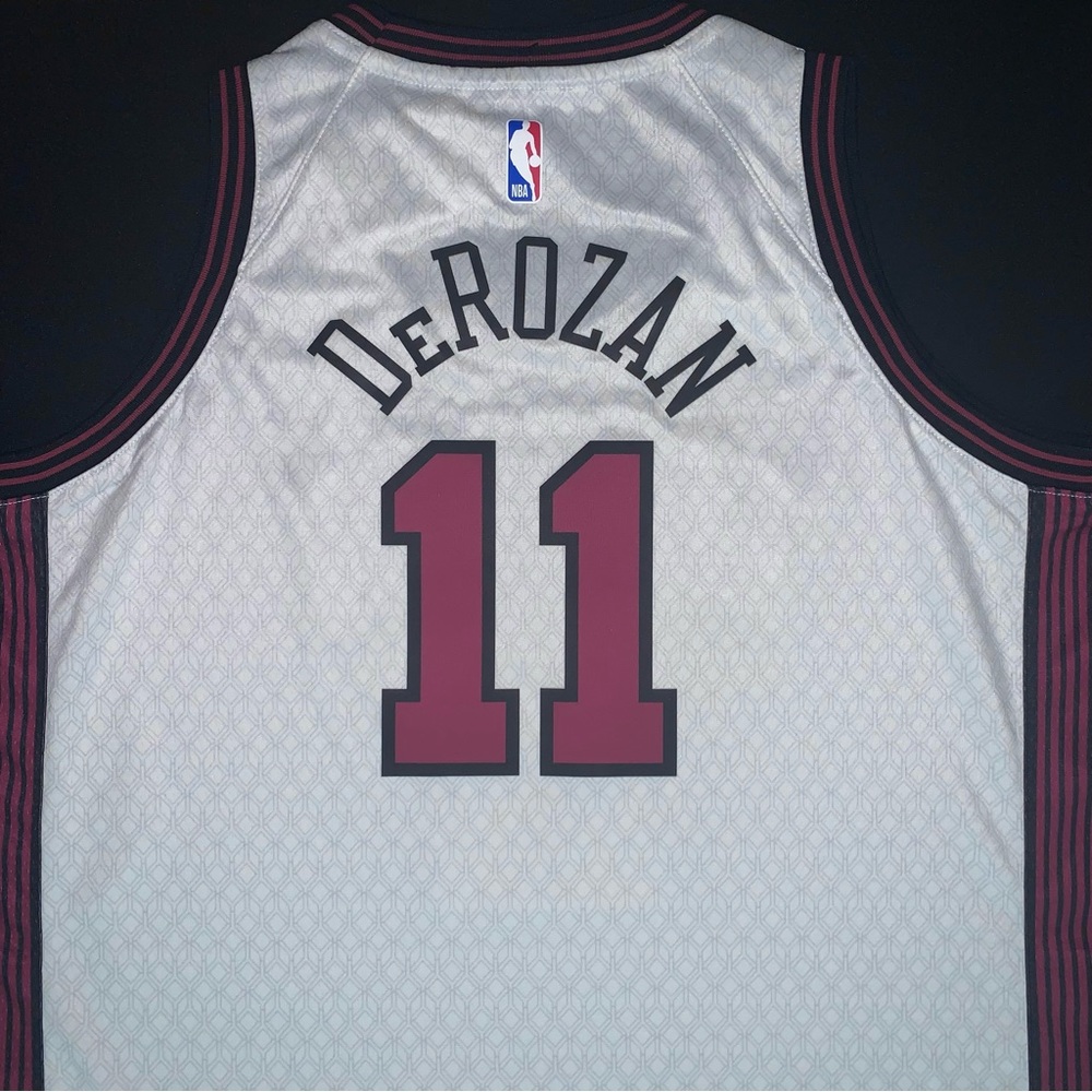 NWT Nike DeMar DeRozan Chicago Bulls #11 White City Swingman Jersey Youth XL - Picture 2 of 7